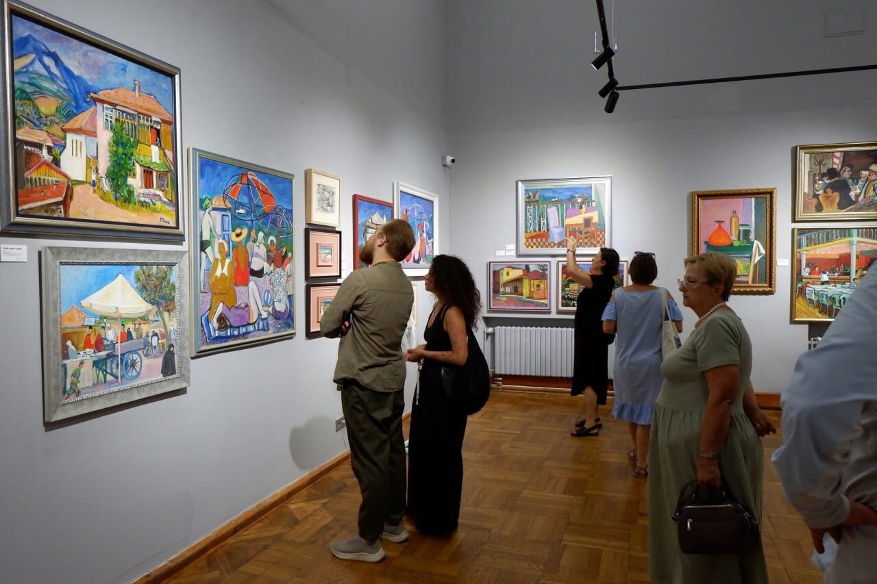 Відвідувачі оглядають експозицію в залах Національного музею у Львові